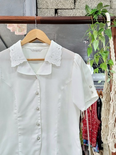 [Raccommoder] punching embroidery kara white blouse