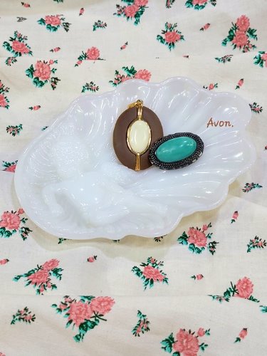 [AVON 1970s] baby angel motive milkglass soap tray