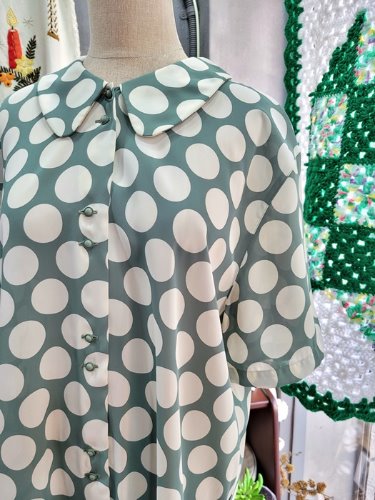 [Avenue] pale green color pointed dot blouse
