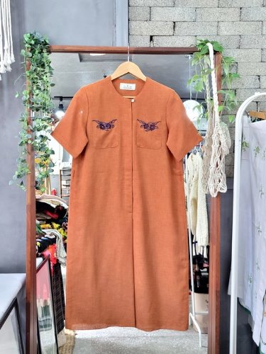 [YOUNG ECHO] embroidery pocket pointed natural dress