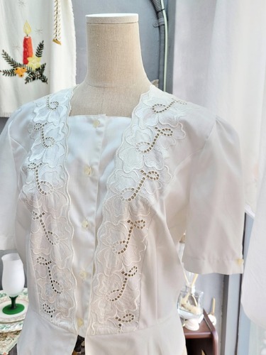 flower punching detail pure blouse