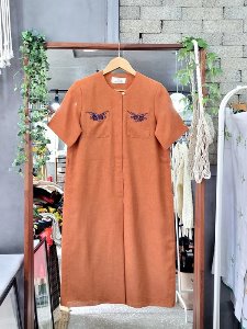 [YOUNG ECHO] embroidery pocket pointed natural dress