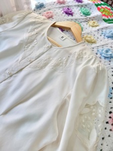 [U] flower embroidery pointed pure blouse