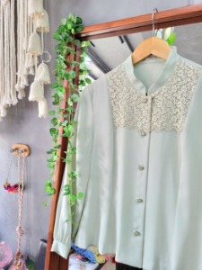 [MILIEU] flower crochet detail emerald blouse