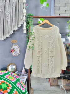 lovely detail pointed cream wool knit top