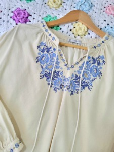 [AFTERNOONTEA WARDROBE] blue embroidery pointed corduroy top
