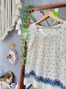 [grove] blue flower pattern pointed flare top