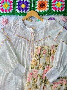 [JLP] lovely flower trimming pointed punching cotton blouse
